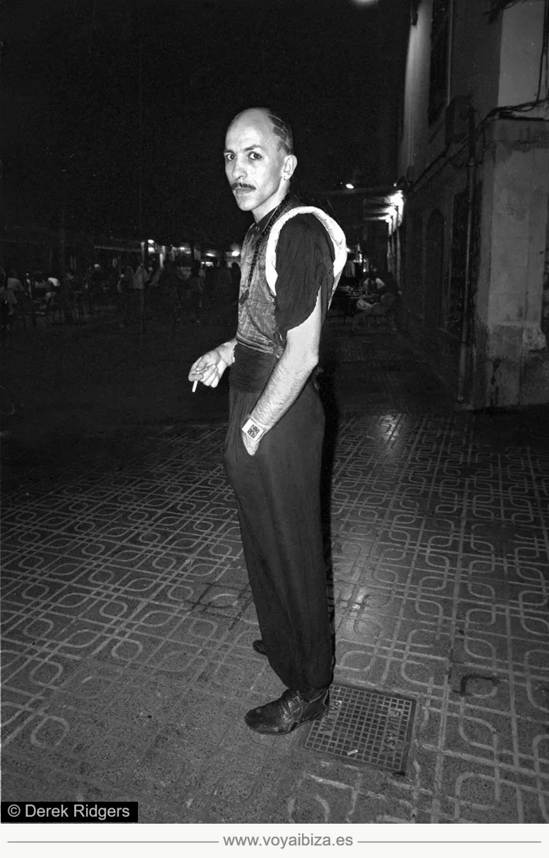 Fumando en la calle. (Foto de Derek Ridgers en Ibiza, años 80)