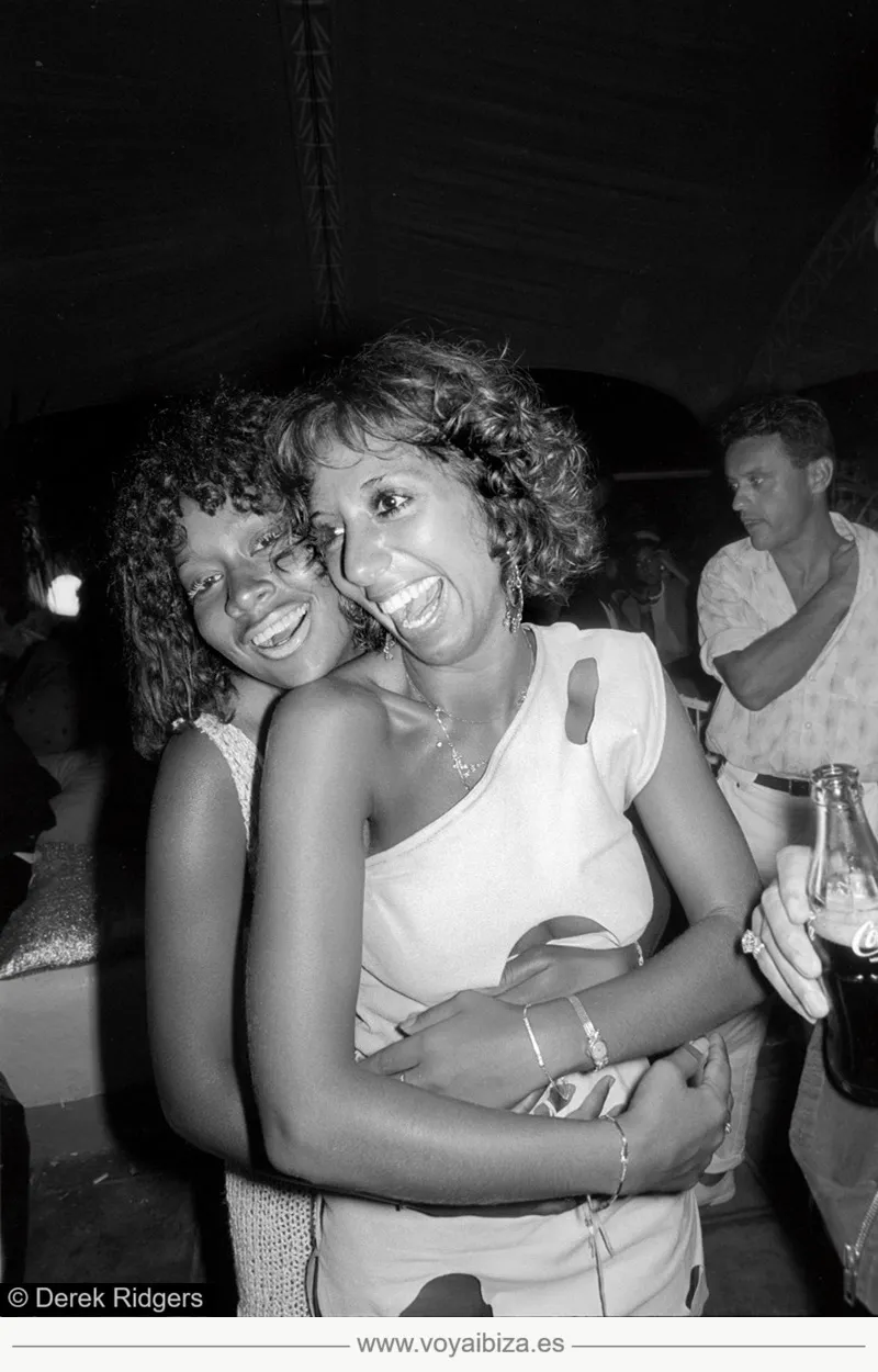 Alegría y abrazos de dos amigas. (Foto de Derek Ridgers en Ibiza, años 80)