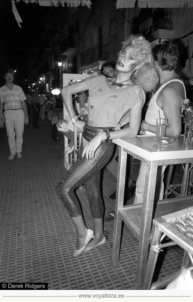 Una pose sugerente. (Foto de Derek Ridgers en Ibiza, años 80)