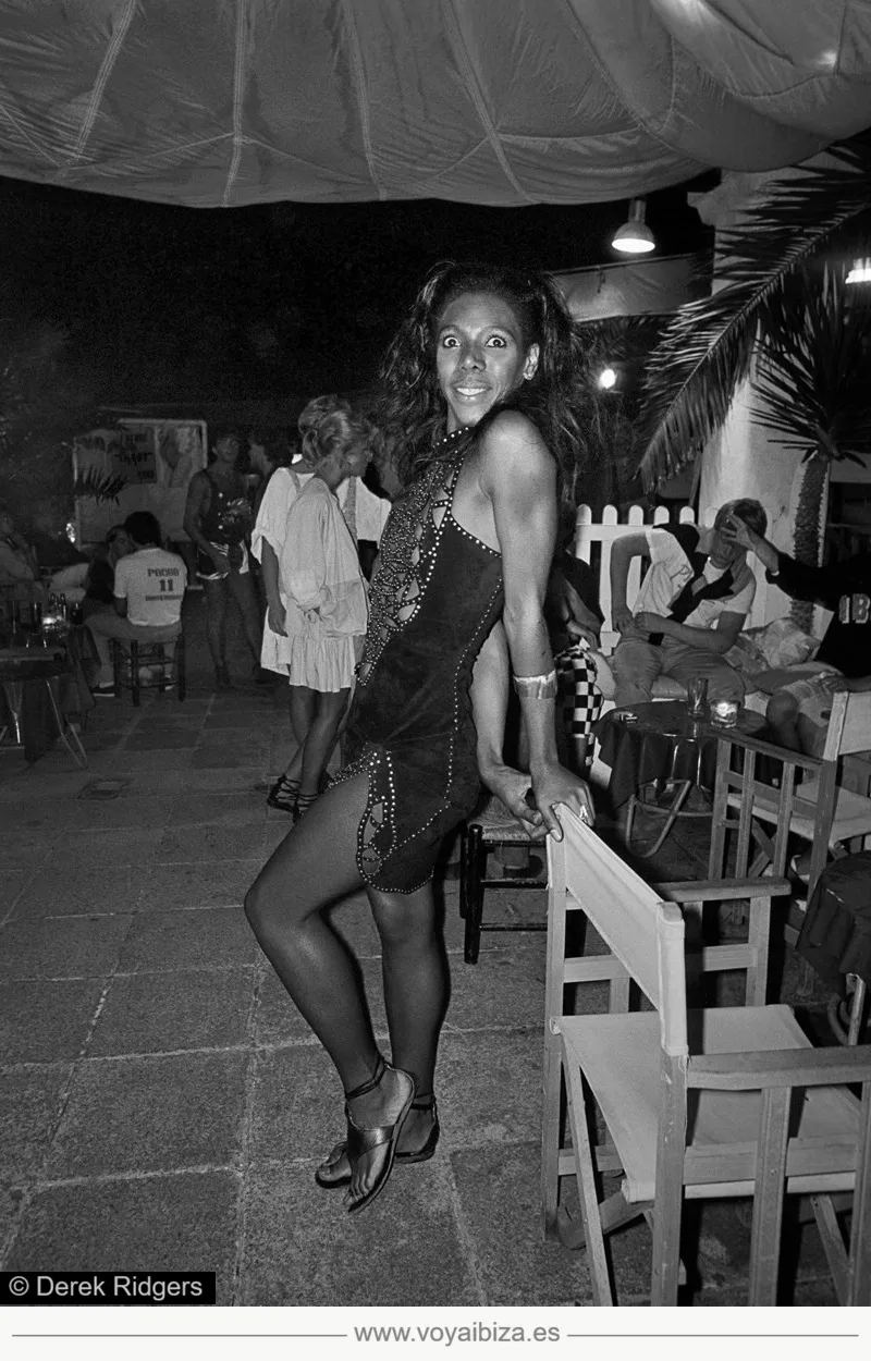 Sorpresa en la terraza. (Foto de Derek Ridgers en Ibiza, años 80)