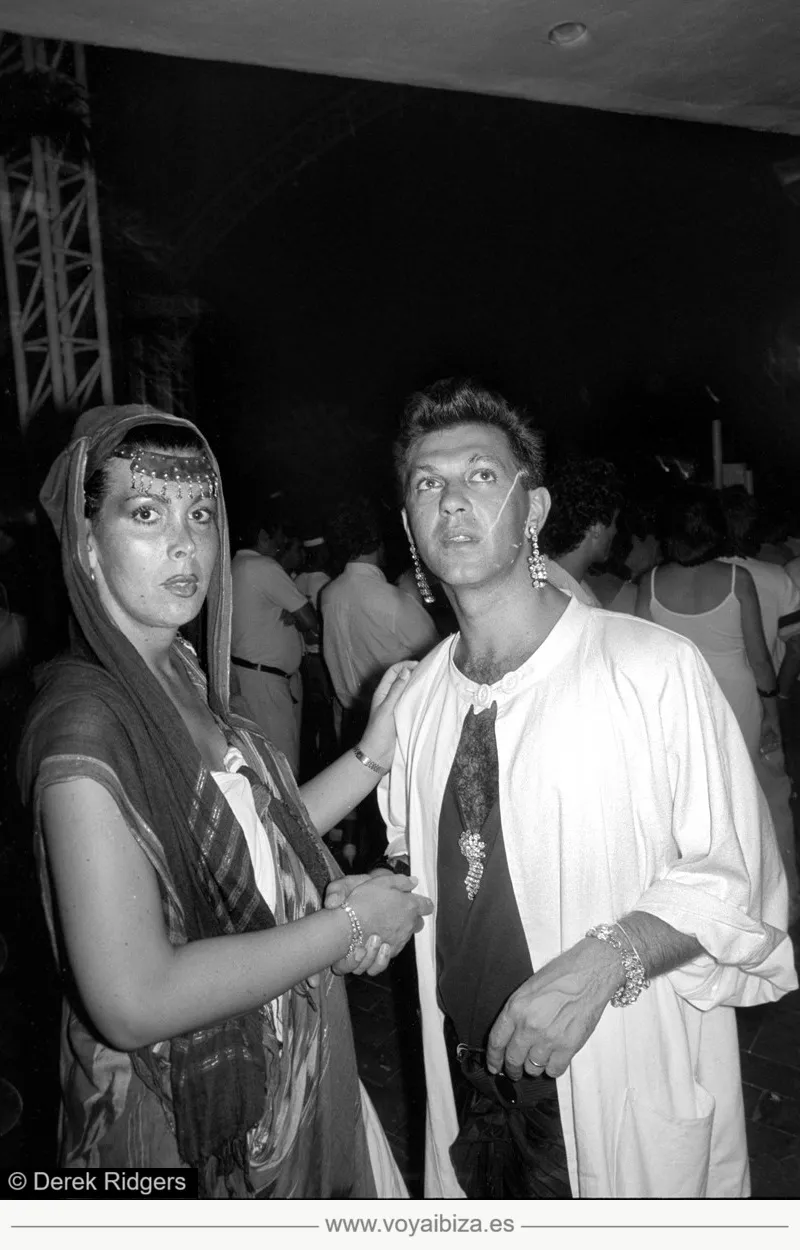 Encuentro inesperado?  (Foto de Derek Ridgers en Ibiza, años 80)
