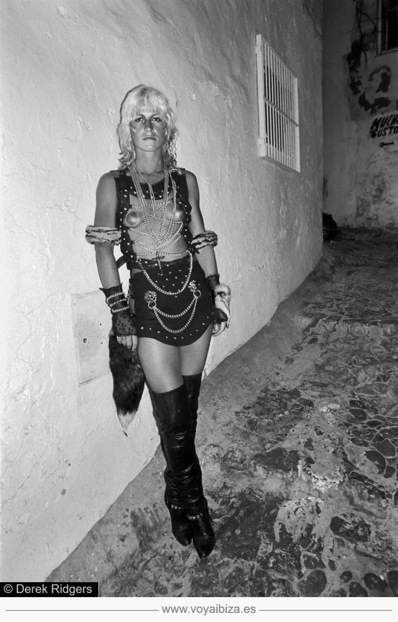 Un look atrevido.  (Foto de Derek Ridgers en Ibiza, años 80)
