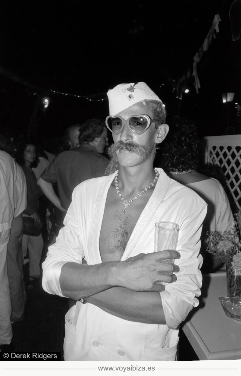 Una noche seria?  (Foto de Derek Ridgers en Ibiza, años 80)