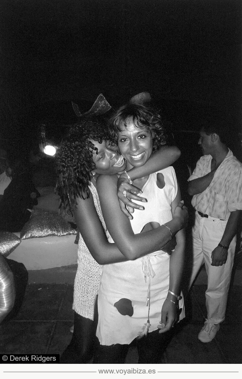 Amigas felices (Foto de Derek Ridgers en Ku Ibiza, años 80)