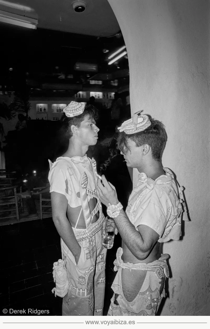 Looks sorprendentes (Foto de Derek Ridgers en Ku Ibiza, años 80)