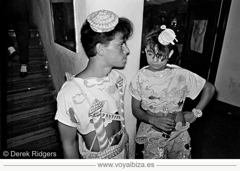 Los dos amigos preparando la noche (Foto de Derek Ridgers en Ku Ibiza, años 80)