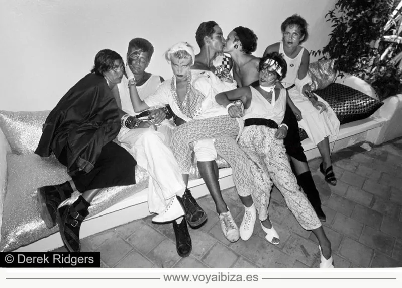 Un grupo muy llamativo (Foto de Derek Ridgers en Ku Ibiza, años 80)