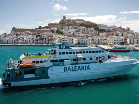 Ferry Balearia frente Dalt Vila