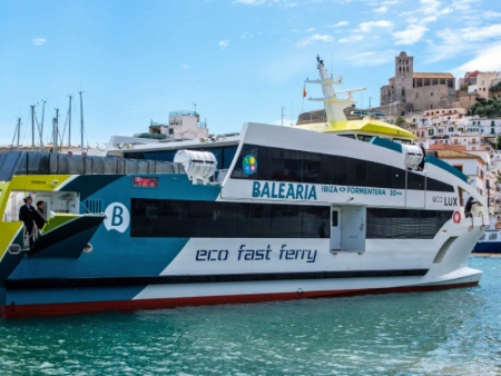 Ferry Balearia en el Puerto de Ibiza