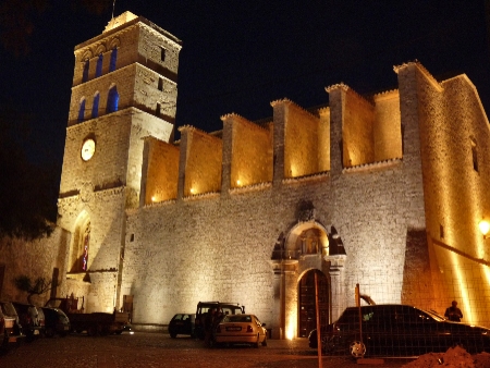 Vista nocturna de la Catedral de Ibiza