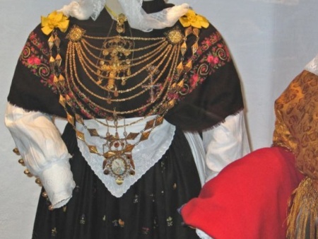 Vestidos y joyas 'payesas' en el Museo