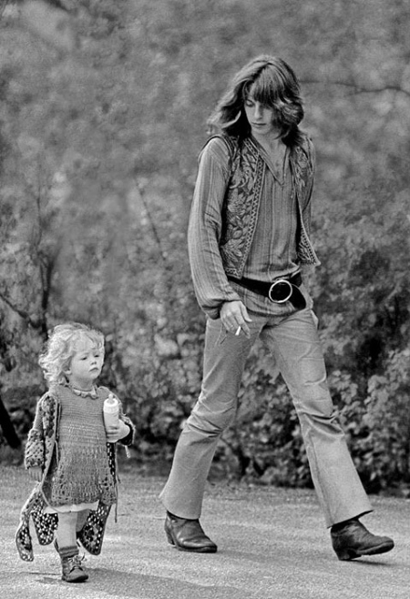 Foto icónica de padre e hija, look hippie