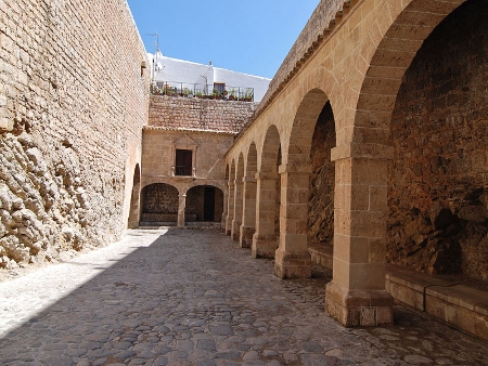 Patio interior de las murallas tras la entrada