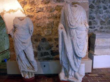 Esculturas sin cabeza en interior del Museo