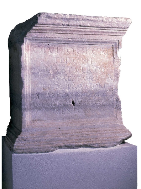 Estela monolítica con inscripciones