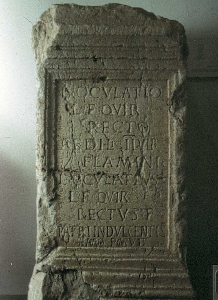 Estela funeraria romana con inscripciónes
