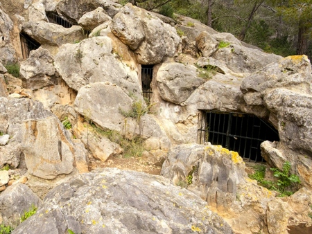 Exterior de una entrada a la cueva de es Culleram