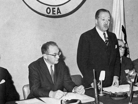 Ángel Palerm Vich, segundo a mano izquierda, en una de las reuniones de la Organización de Estados Americanos, en los años sesenta del siglo XX