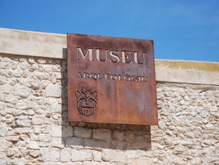 Imagen del 'cartel' exterior del Museo Arqueológico de Ibiza