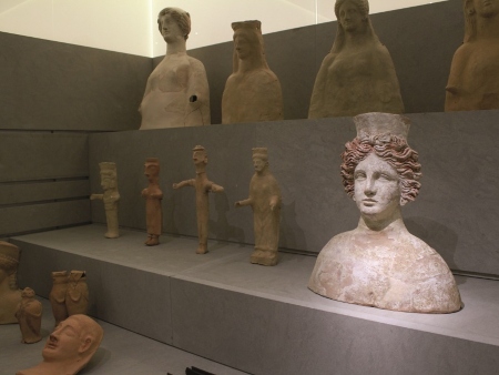Algunas piezas del Museo. Imagen de la diosa Tanit entre ellas