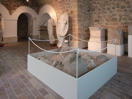 Sala del Museo, exposición de restos arqueológicos