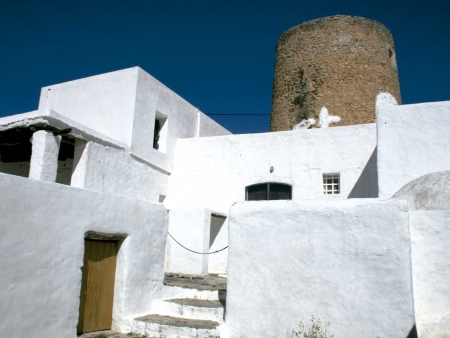 Balàfia. Casa de Can Bellmunt (dcha), casa de Can Pere de na Bet (izda); la torre pertenece a esta última WIDTH=