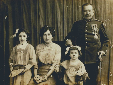 Josep Clapés i Juan con su mujer y las dos hijas