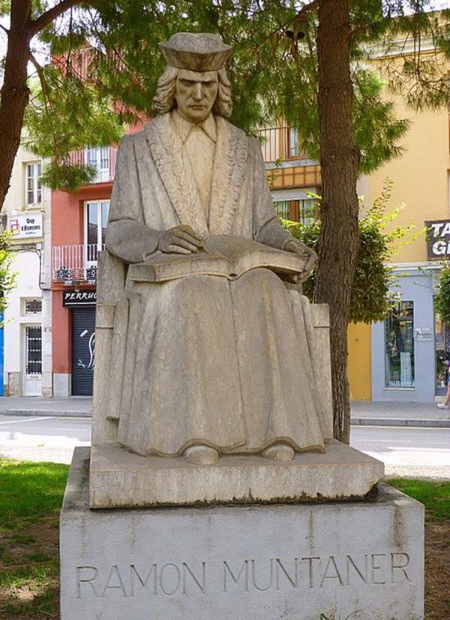 Estatua de Ramón Muntaner en la Plaza Doctor Ernest Vila, Figueres (Girona)