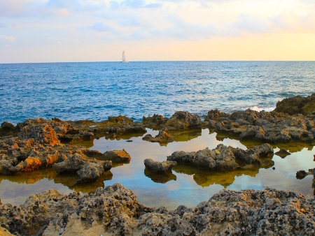 Vista de rocas frente al mar