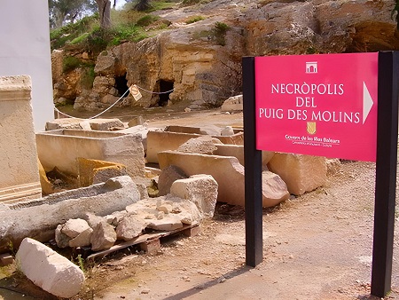 Cartel indicativo de la Necrópolis de Puig des Molins
