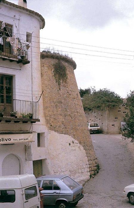 Orejón del primitivo baluarte de Sant Joan, diseñado por Gianbattista Calvi, en la actual plaza de Vila