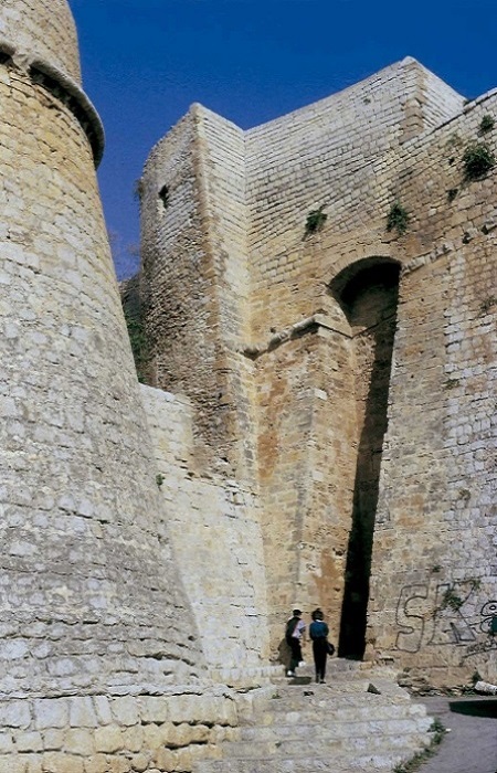 El portal Nou, que forma parte de las murallas renacentistas que diseñó Gianbattista Calvi
