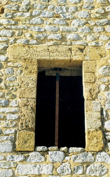 Ventana de la fachada sur de la torre del Homenaje