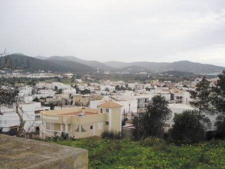 Fotografía desde lo alto del puig d'en Valls, donde se ve claramente la expansión que ha sufrido este pueblo en los últimos decenios del s. XX