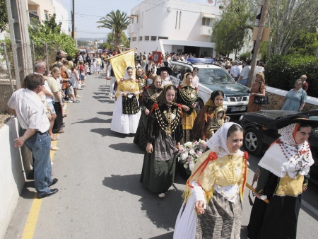 Puig d'en Valls: Desfile / procesión con trajes típicos