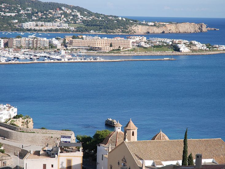 El Paseo Marítimo de Ibiza visto desde las murallas de Dalt Vila