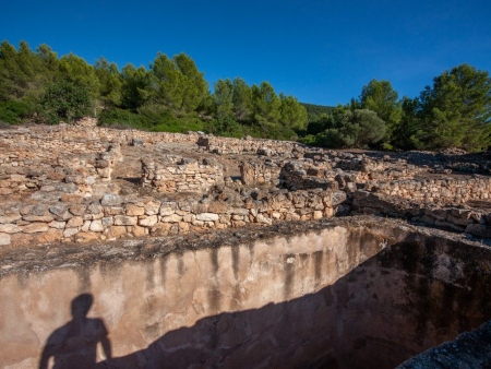 Muro y paredes en la necrópolis