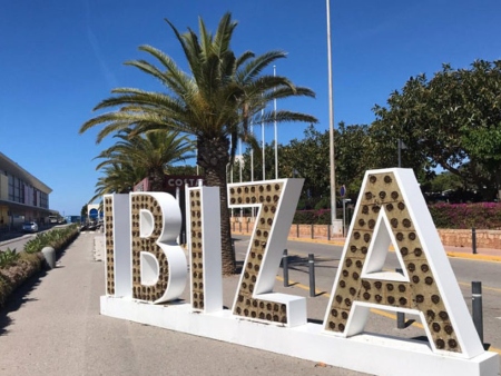 Aeropuerto de Ibiza: 'Cartel' en la entrada