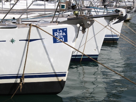 Ruta de la Sal: Barcos atracados en el puerto