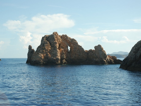 Uno de los islotes de ses Bledes, Ibiza