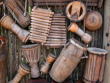 Tambores, bongos y otros instrumentos