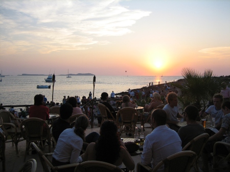 Esperando la puesta de sol en la terraza del Café del Mar