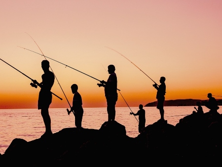 Pescar en Ibiza: Pescando con caña en la costa