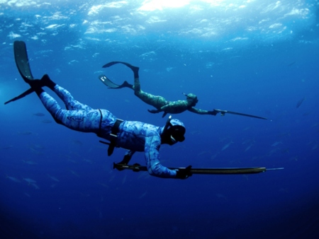 Practicando pesca submarina