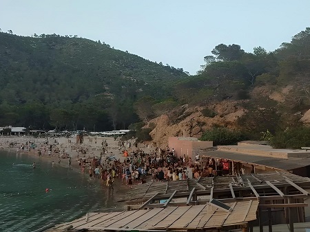 Gente en la playa durante la Fiesta de los Tambores de Benirrás