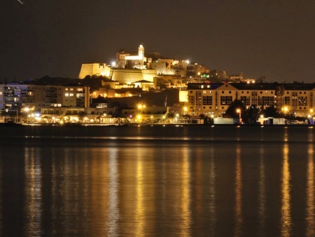 Vista nocturna de Dalt Vila desde el Puerto de Ibiza