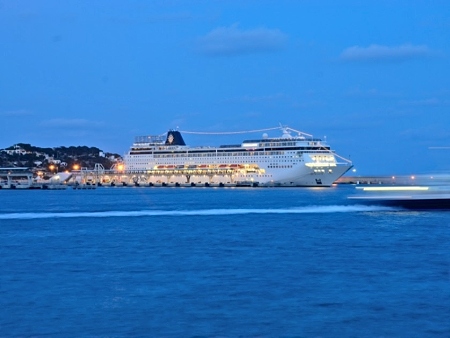Imagen de un crucero atracado en el Puerto