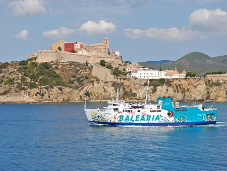 Ferry de Balearia frente a la entrada al puerto de Ibiza