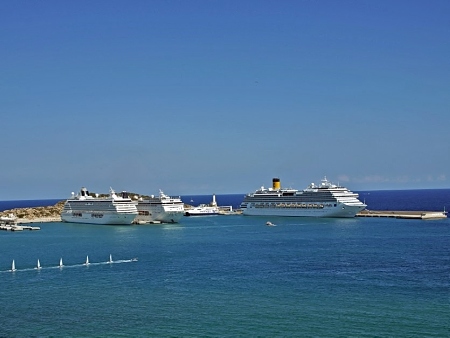 Varios barcos en punto de atraque Pre-Puerto
