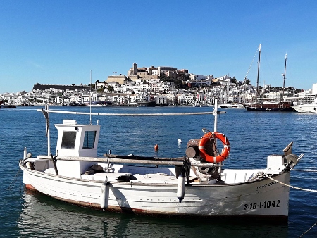 Peix Nostrum Ibiza: Llaut atracado en el muelle